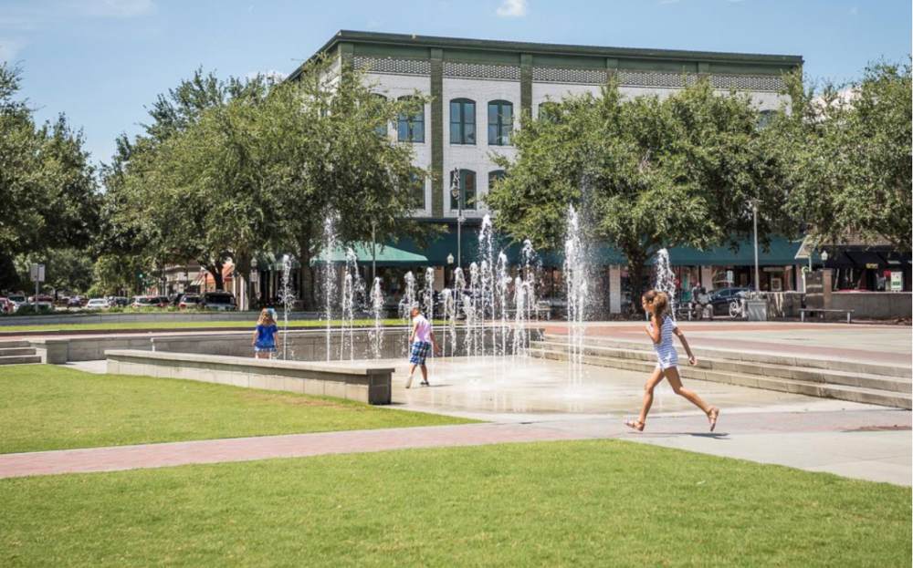 Children playing in the water at the Savannah City Market splash pad